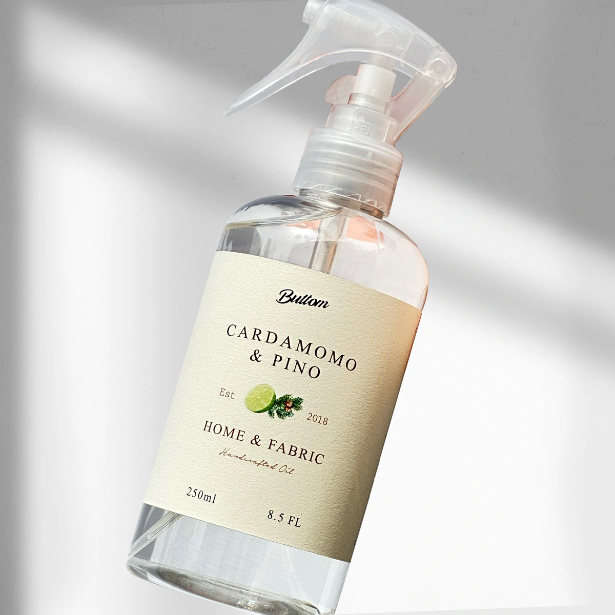 Aromatizador-Cardamomo–Pino-250cc-de-cerca